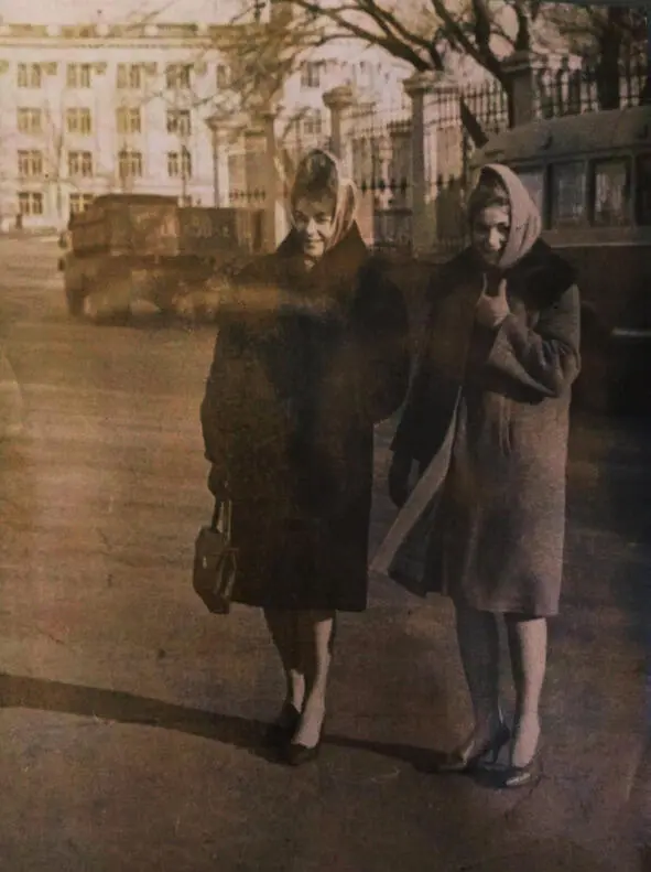 Моя бабушка Тамара Буркова слева и её сестра Нина Хабаровск 1960е По - фото 5