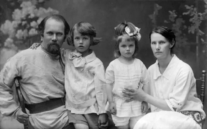Николай и Татьяна Анциферовы с детьми Сергеем и Таней 1927 К публикации - фото 1