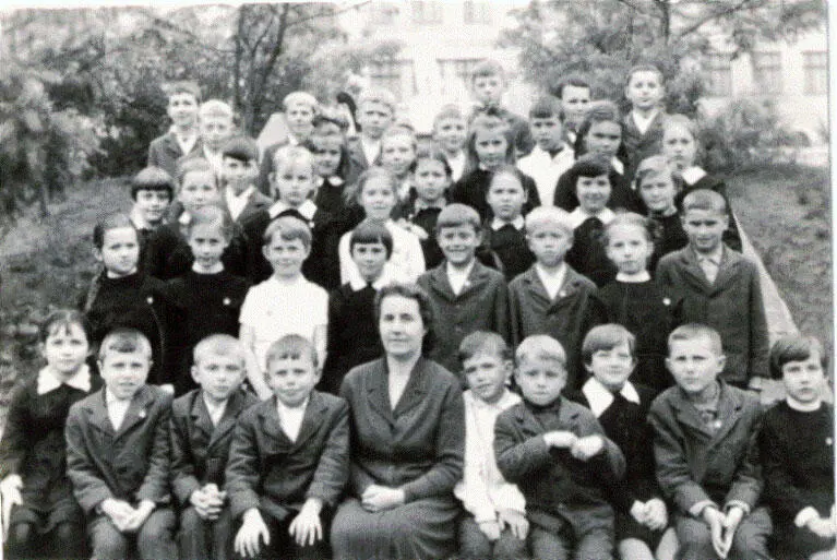 СТЭЛЛА в третьем ряду снизу вверх справа от девочки в белой кофточке - фото 29