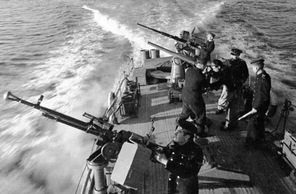 Морской охотник Воздушная тревога Это быстроходный такой большой катер - фото 5