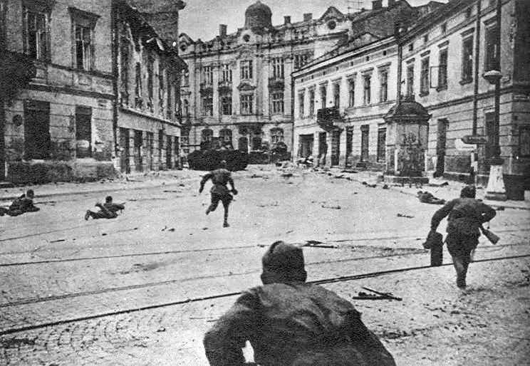 Советские солдаты во Львове Июль 1944 г Львовскомандомирская операция - фото 6