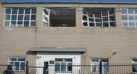 Выбитые окна спортшколы по футболу 3 А мы тем временем пробивались сквозь - фото 3