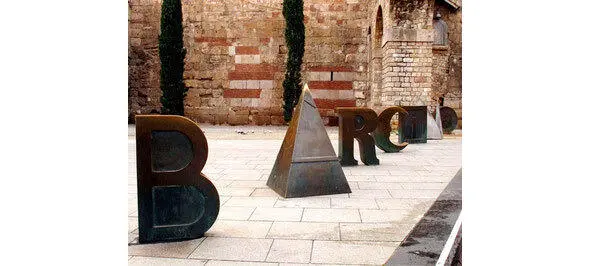 Скульптура Barcino Если встать прямо напротив главного фасада Кафедрального - фото 22