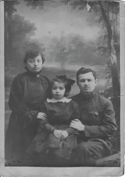 Мои дедушка бабушка и мама мама в 1ом классе гимназии Фото 1918 года г - фото 16