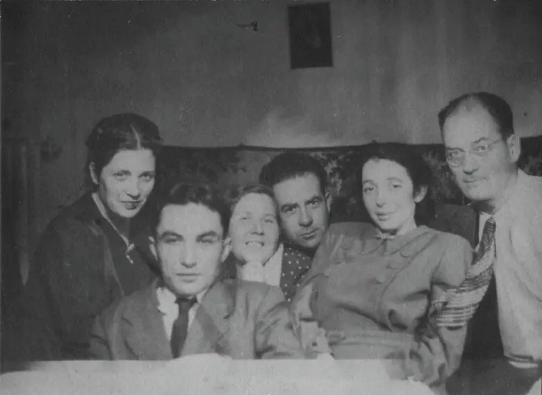 У нас дома на Малой Бронной в 1946м или 47ом году Слева направо М П - фото 72