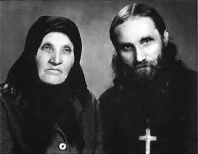 Священник Николай Гурьянов с мамой Екатериной Степановной В 1928 году Николай - фото 4