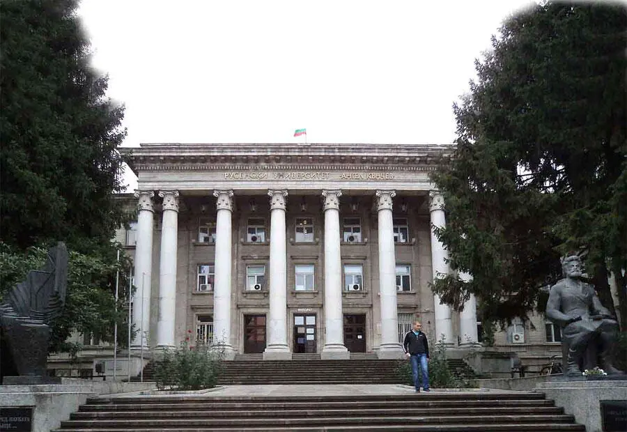 Величествената сграда на ВИМЕСС Русе с паметника на Ангел Кънчев За ректор на - фото 1