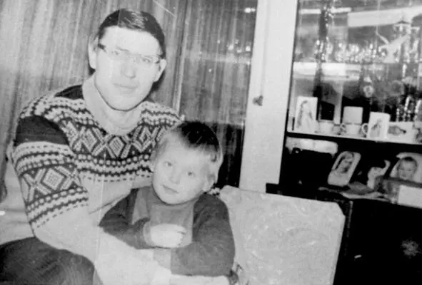 С папой 1979 год Восьмидесятый когда Высоцкий умер прошел мимо меня Да и - фото 14