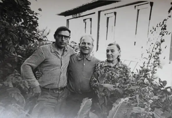 Отец с родителями Дедушка Вася и бабушка Маня 1980е В общем день как день - фото 5