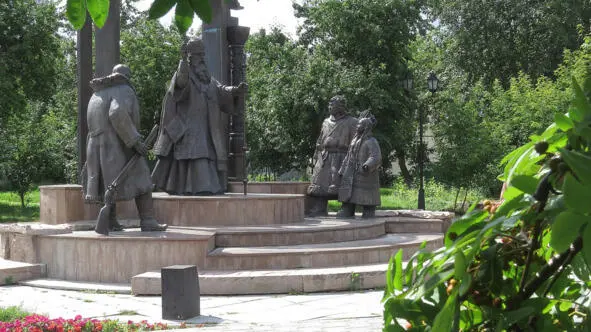 Памятник Филофею Лещинскому Чуть дальше каменная плитапамятник установленная - фото 13