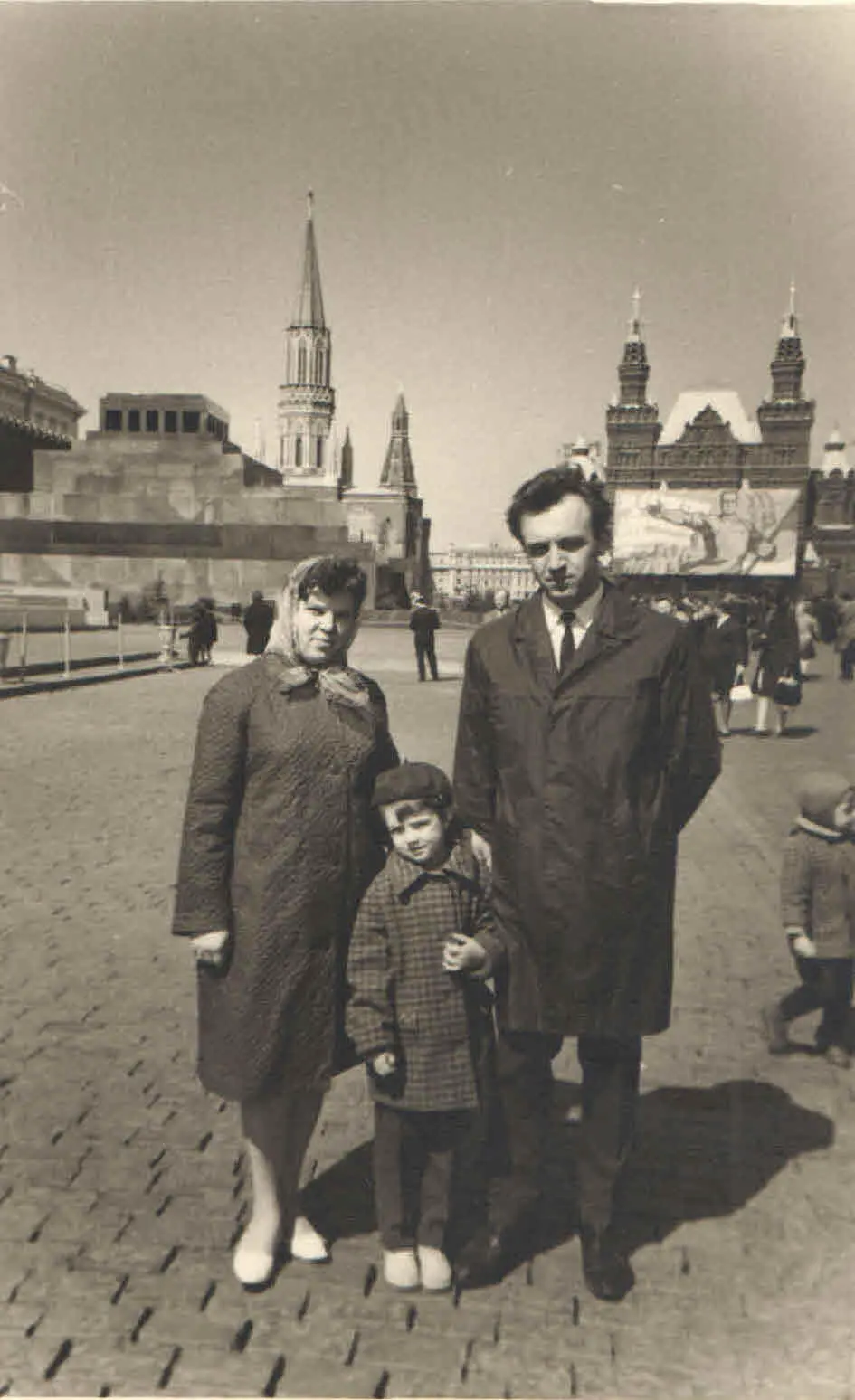 Папа во время учебы в Высшей партийной школе при ЦК КПСС в Москве 19671969 - фото 3