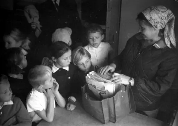 Толстая сумка Посёлок 1966 год Советская письмоносица с толстой сумкой - фото 12