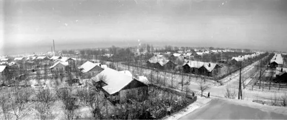 Посёлок зимой 196667 года Снимок сделан с крыши школы Чего точно не было в - фото 18