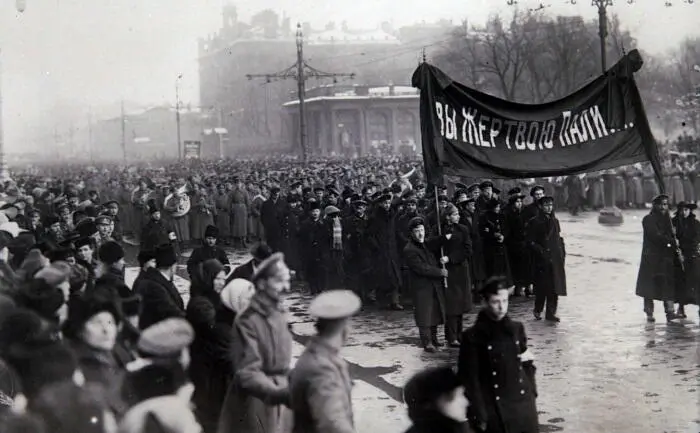 Демонстрация в СанктПетербурге 1917 год Что касается матросской массы то - фото 2