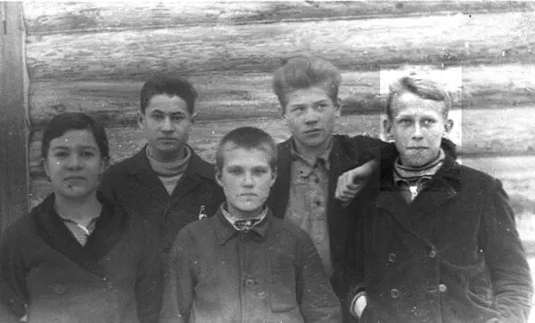 Редколлегия стенгазеты при Подосиновской средней школе 1939 г Владимир - фото 2