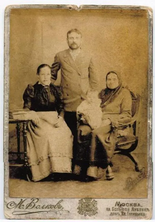 Крыловы Василий Васильевич и Анна Семеновна со своим старшим сыном - фото 1