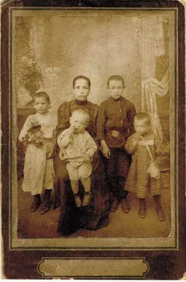 Крылова Анна Семеновна с детьми 1912 год Мой отец Крылов Аркадий - фото 2