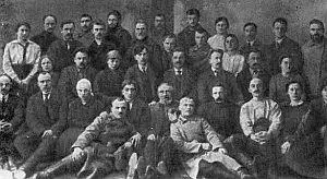 Группа политических ссыльных в Минусинске в 1916 году Сидят во втором ряду - фото 7