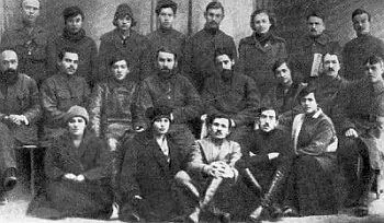 Группа крымских подпольщиков 19181920 годов Сидят во втором ряду слева - фото 15