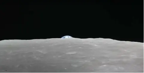 Хотя объяснения будут весьма любопытны Мол летящий вдоль поверхности Луны - фото 1