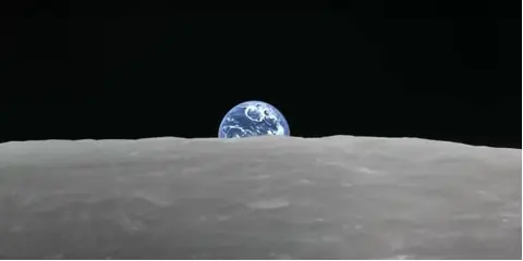 Хотя объяснения будут весьма любопытны Мол летящий вдоль поверхности Луны - фото 2