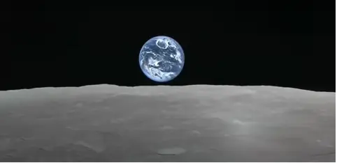 Хотя объяснения будут весьма любопытны Мол летящий вдоль поверхности Луны - фото 3