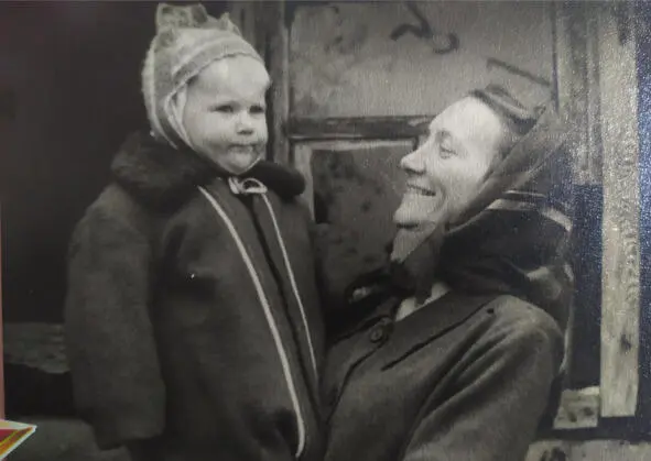 Мы с мамой в Селищах 1956 год Оглядываясь в прошлое я не могу вспомнить ни - фото 1