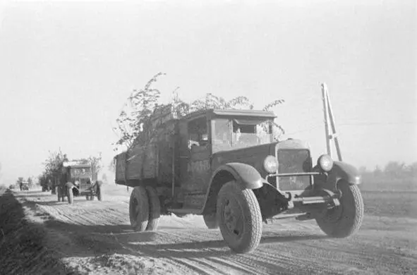 Водитель механик Николай Управителев мчится напропалую 1944 год Его резвая - фото 2