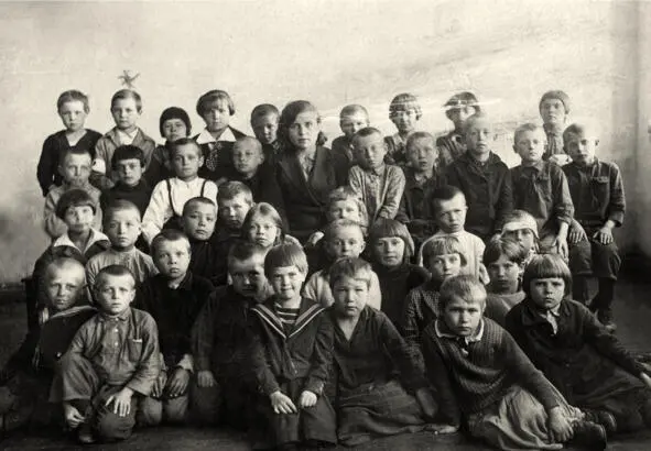 Класс 1 Е школы 36 в здании пехотного училища 1936 год Учительница - фото 1