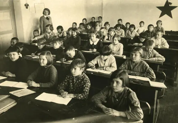 Рая в 4м классе Школа 148 1938 год Дома она обедала и быстро делала уроки - фото 3