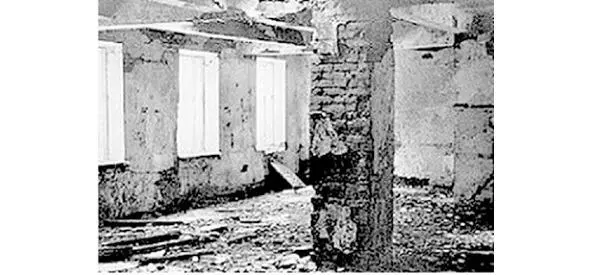 Бетонный каземат лагеря гулага внутри Здание на обрыве над Колымой - фото 14