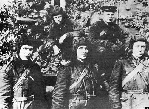 Экипаж Колобанова Около совхоза Войсковицы колонна легких танков попала под - фото 12