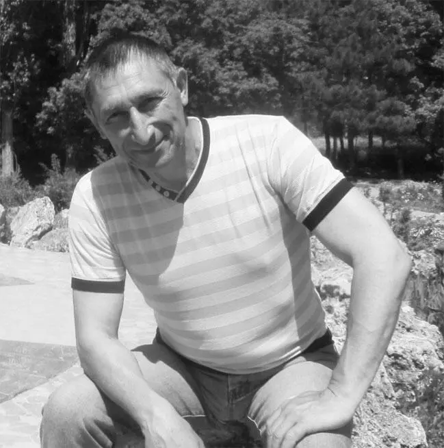 Родился в 1954 году в городе Старый Крым Крымской области В настоящее время - фото 2