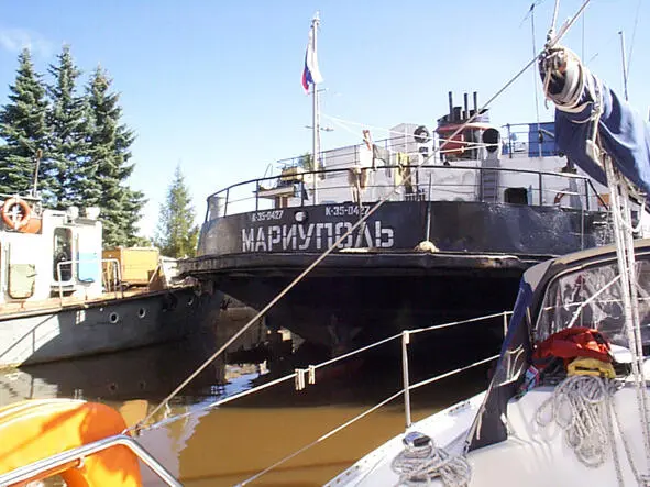 Стоим за кормой сухогруза и слушаем матросов Боцман мыл посуду сидя на - фото 46