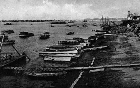 Харбин Берег Сунгари за яхтклубом 1930е Вообще в пассажирах недостатка не - фото 49