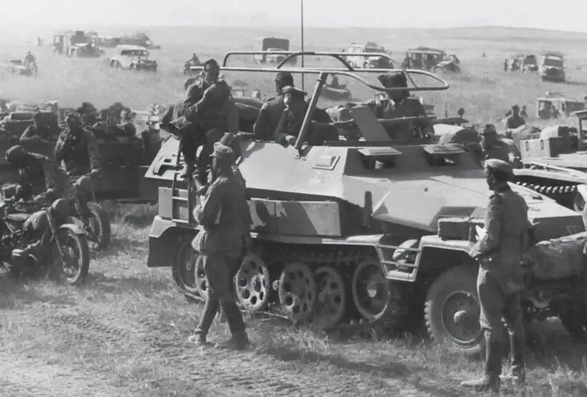 Техника 16й танковой дивизии вермахта в степи В центре на бронетранспортере - фото 1