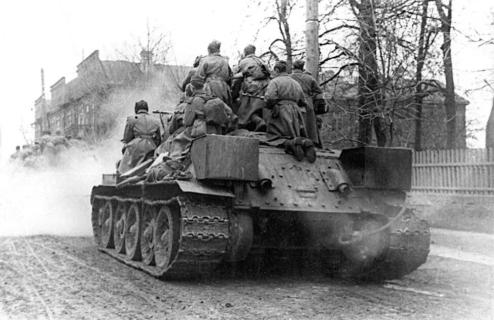 Танки 1го гв танкового корпуса освобождают Речицу Источник БГМИВОВ - фото 3