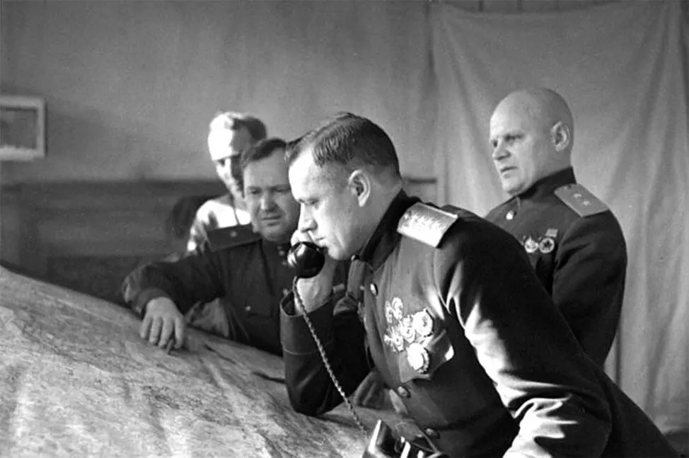 Штаб Белорусского фронта 5 февраля 1944 Слеванаправо начальник инженерного - фото 6