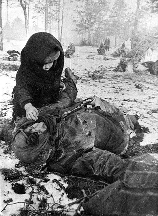 Ребенок рядом с мертвой матерью в концлагере Озаричи Фотограф Е Подшивалов - фото 12