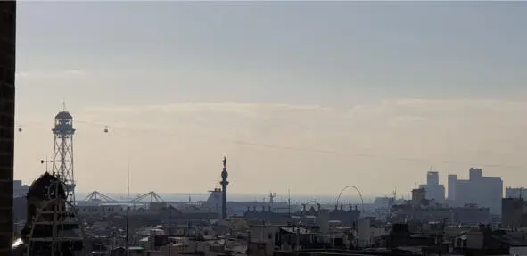 Вид на город с крыши Барселонского собора Прогуливаясь по крыше вы сможете - фото 39