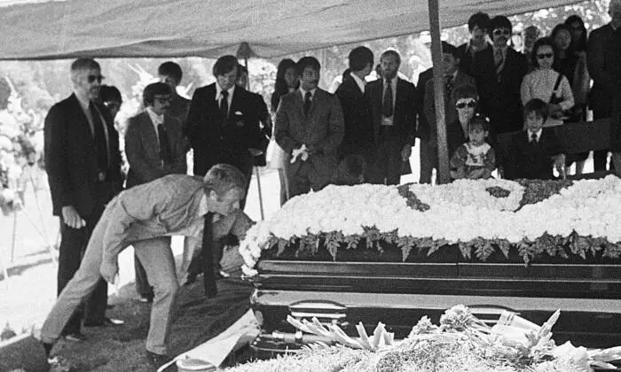 Стив Маккуин кладет свои перчатки в гроб Брюса Слева Джеймс Коберн справа - фото 2