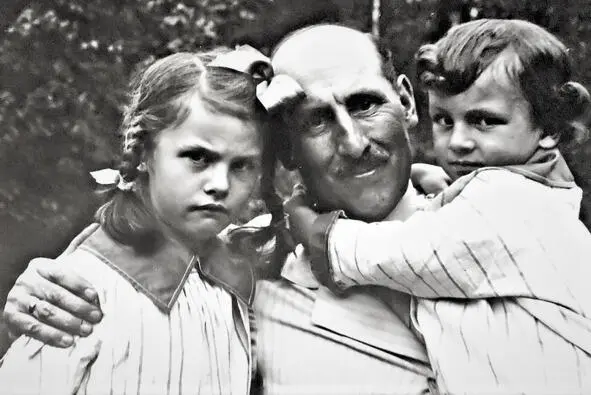 Иосиф Кшесинский с дочерью Целиной и сыном Ромушкой Сначала Матильда решила - фото 22