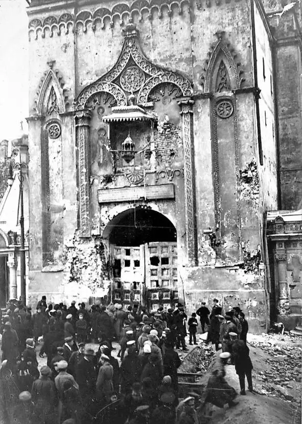После обстрела Кремля 3 ноября 1917 года Разрушенный Кремль Ноябрь 1917 год - фото 36