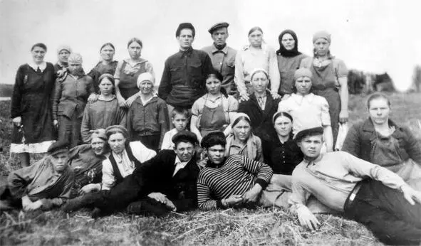 Жители д Решетниково Верхний ряд крайняя справа мама Жучкова П Е в - фото 11