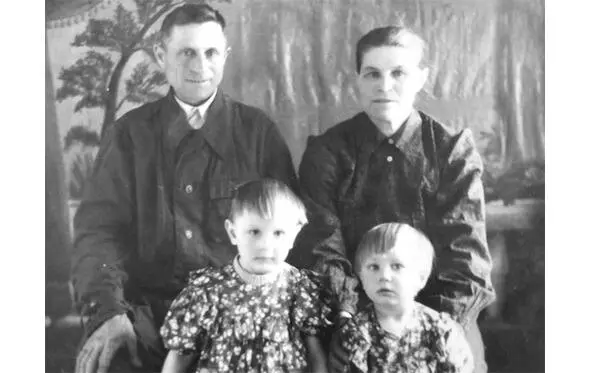 Жучковы Егор Александрович и Серафима Ивановна с внучками Валей и Раей 1953 г - фото 13