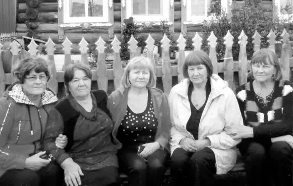 В родном Решетниково у отчего дома с друзьями детства Слева направо Бобрович - фото 14