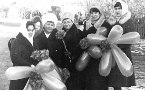 Всем отделением на демонстрацию Мама с дочками и внучками на праздничных - фото 20