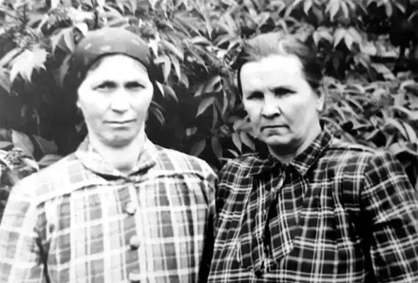 Мои баба Дуня и ее золовка баба Шура Мой папа Петр Иванович 1929 гр в 1944 - фото 25