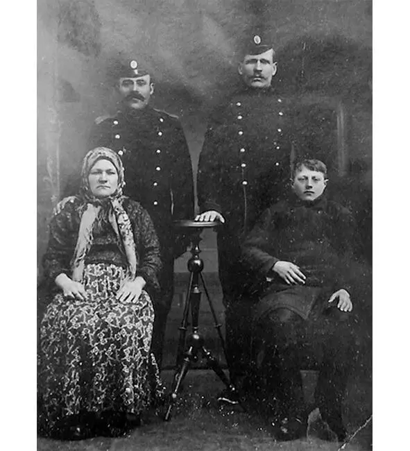 Жучков А А с женой сыном Егором и сослуживцем 1918 г Оба из зажиточных - фото 8
