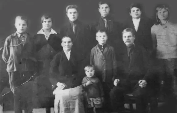 Агеев М И с женой Марфой и детьми после воссоединения г Сталинск - фото 9